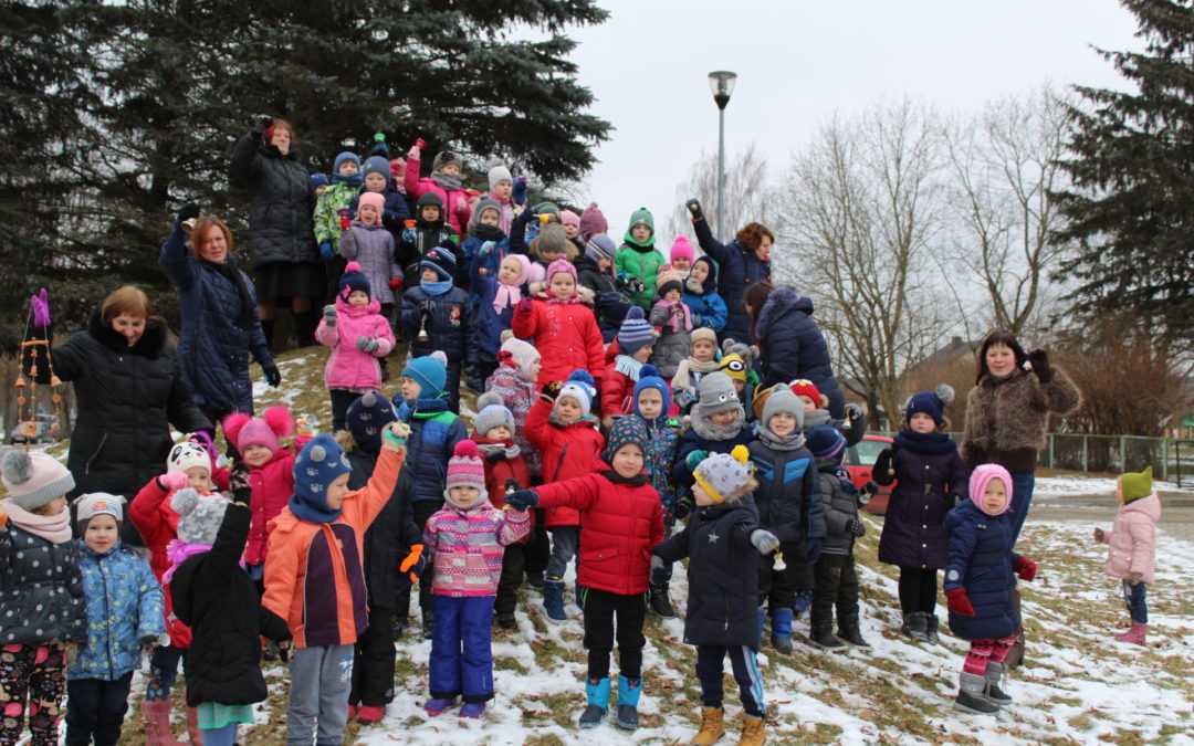 „Nykštuko“ vaikučiai sveikina Lietuvą skambindami varpeliais.